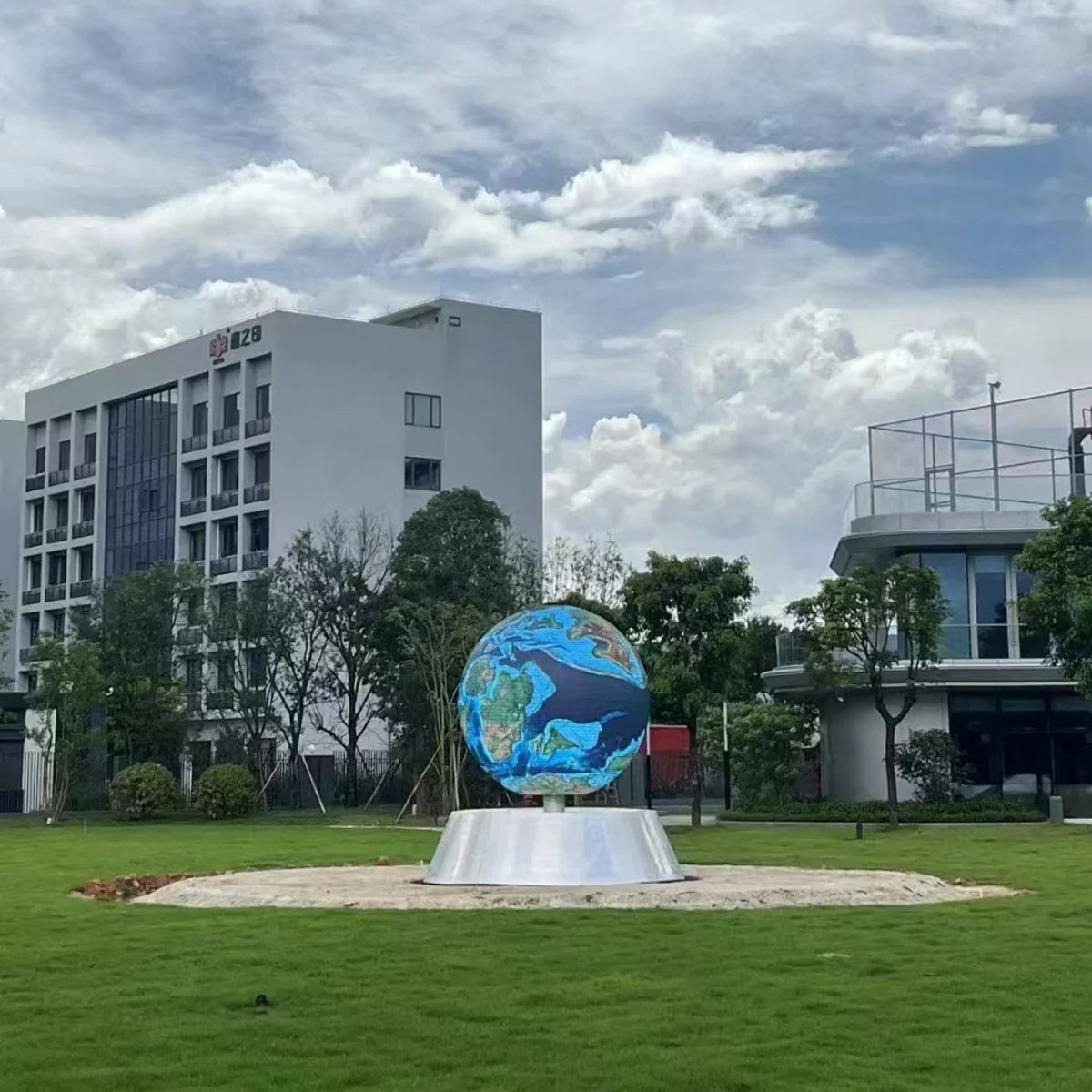 BS-O Outdoor LED Ball Screen – Dia. 150cm (5.0ft) | P5 | Weatherproof 360° LED Ball Screen for Commercial Signage & Events